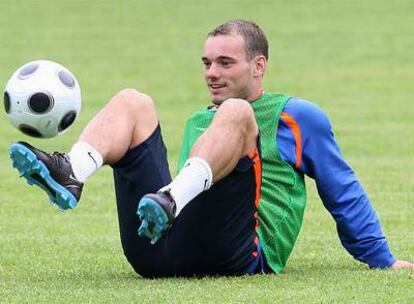 Sneijder hace malabarismos con el balón durante un entrenamiento de la selección holandesa.