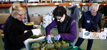 Varios voluntarios clasifican alimentos en uno de los almacenes del Banco de Alimentos de Gipuzkoa.