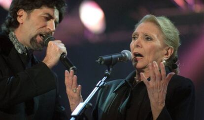 María Dolores Pradera cantando con Joaquín Sabina en 2001. 