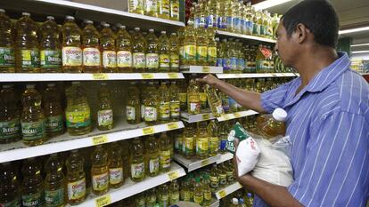 Venezuelans shopping at a supermarket in Cúcuta, Colombia.