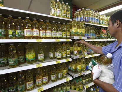 Venezuelanos fazem compras em um supermercado de Cúcuta, Colômbia.