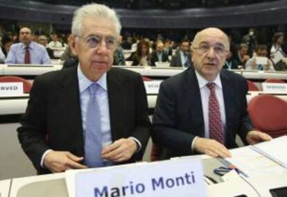 El vicepresidente de la Comisión Europea (CE) y responsable de Competencia, Joaquín Almunia (dcha), y el primer ministro italiano saliente, Mario Monti, asisten hoy a la inauguración del Foro Europeo de la Competencia en Bruselas (Bélgica).