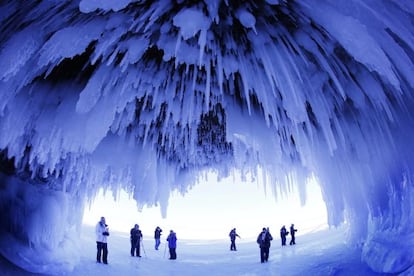 Cueva helada en el Apostle Islands National Lakeshore, en Wisconsin (Estaos Unidos). 