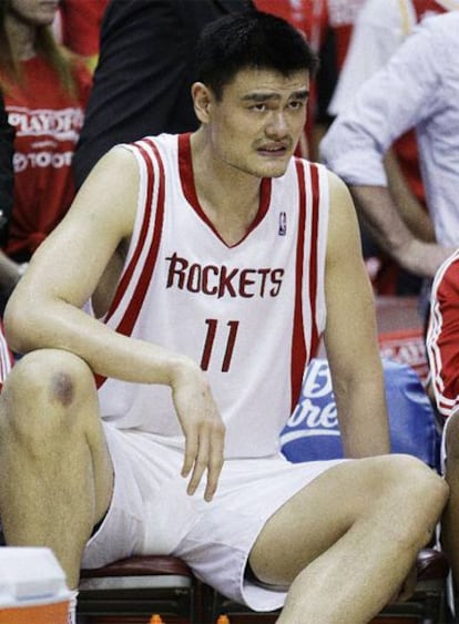 Yao Ming, en el banquillo, durante un partido de los Rockets.