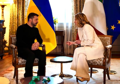 El presidente de Ucrania, Volodímir Zelenski, y la primera ministra italiana, Giorgia Meloni, en un encuentro bilateral en la cumbre europea con Reino Unido celebrada en Londres el pasado 2 de marzo.