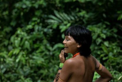 Mulher Yanomami dentro da terra indígena em Roraima.