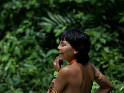 Mulher Yanomami dentro da terra indígena em Roraima.