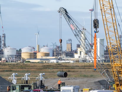 Obras de construcción de la tubería que conectará la nueva regasificadora flotante de Wilhelmshaven (Alemania) con la red germana de distribución, el martes.