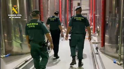 Guardias civiles inspeccionan la almazara de la provincia de Córdoba que sufrió, el pasado agosto, el robo de 56 toneladas de aceite de oliva virgen extra, en una imagen facilitada por el instituto armado.