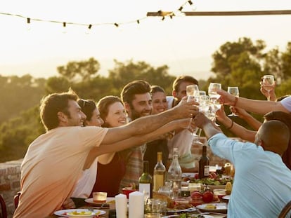 Un grupo de amigos durante una celebración.