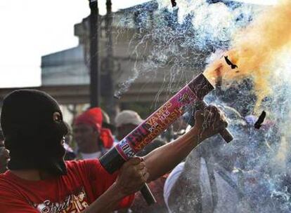 Un sandinista dispara un mortero casero en Managua contra participantes en un acto de oposición.