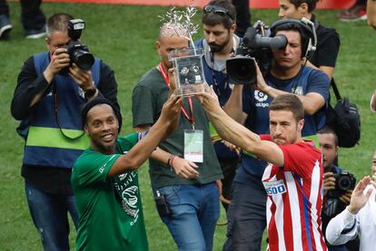 Ronaldinho y Gabri levantan el trofeo.