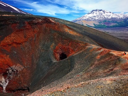 El sur de Chile empieza en el Sur Chico, en la región de La Araucanía, donde volcanes coronados de nieve, lagos, ríos impetuosos y glaciares conforman el territorio de los mapuches, que acoge hasta siete reservas nacionales, entre las que destaca el <a href="http://www.conaf.cl/parques/parque-nacional-conguillio/" target="">parque nacional Conguillío</a> y su volcán Llaima (3.125 metros), uno de los más activos del país y del que los araucanos afirman que es un espíritu vivo. A pesar de la actividad del Llaima es posible recorrer el parque, creado en 1950 para proteger sus características araucarias y 608 kilómetros cuadrados de lagos alpinos, profundos cañones y bosques autóctonos. El magma acumulado durante años dibuja un paisaje casi lunar, muy impactante, sobre todo a finales de abril, cuando llega el otoño austral y sus colores. Más allá de los parques principales conviene no perderse la reserva Malalcahuello-Nalcas, uno de los paisajes más espectaculares del Sur Chico. Un panorama desértico de carbón, cenizas y arena en el que destaca el cráter Navidad y los volcanes Tolhuaca y Callaqui en la distancia.
