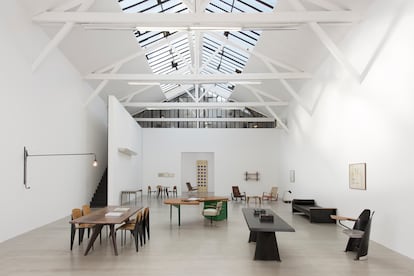 Algunas de las piezas de Prouvé en la Galerie Patrick Seguin: una de sus emblemáticas puertas con ventanas, una lámpara Potence, sillas Métropole y una mesa S.A.M.