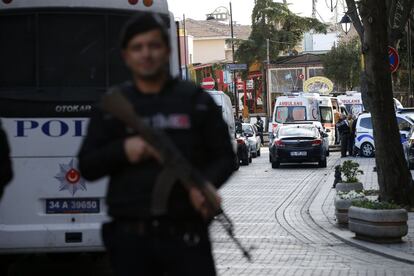 Personal d'emergències a la plaça de Sultanahmet, al centre d'Istanbul, després de l'explosió.