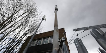 Antena de telefonía móvil dañada por el fuego cerca de Birmingham.