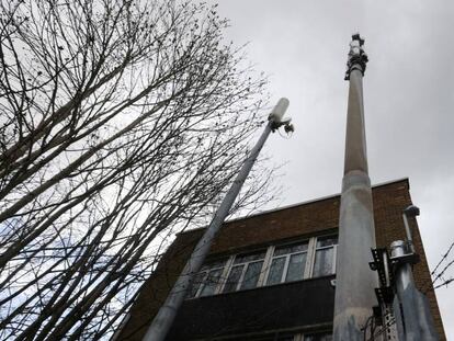 Antena de telefonía móvil dañada por el fuego cerca de Birmingham.