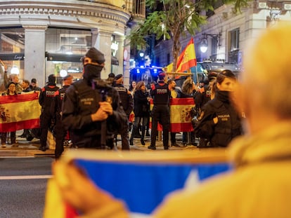 Manifestacions independentista i nacionalista espanyola.