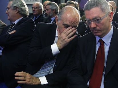 Los ministros de Justicia, Alberto Ruiz-Gallardón y del Interior, Jorge Fernández Díaz, en un acto ayer en Madrid.