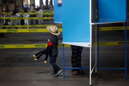 Un niño acompaña a sus padres a votar para la segunda vuelta de las elecciones presidenciales hoy, en Ciudad de Guatemala (Guatemala).