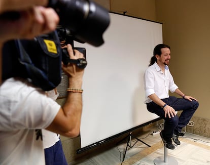 Pablo Iglesias, líder de Podemos, pasa por la foto oficial del Congreso, el 8 de julio de 2016.