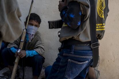 Los niños se refugian del fuerte calor al finalizar la marcha.