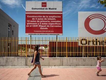 Padres del colegio público Miguel de Cervantes de Getafe denuncian que el centro lleva años sin terminar de construirse.