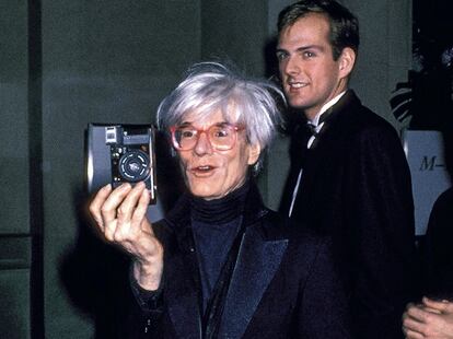 Andy Warhol y el decorador Jed Johnson, que fue su amante, retratados en el Metropolitan de Nueva York, en 1985.