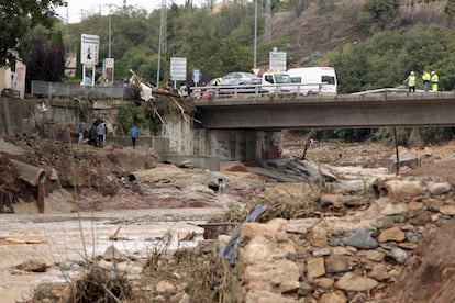 Varios operarios realizan tareas de desescombro en un puente sobre el río Francolí a su paso por L'Espluga de Francolí (Tarragona).