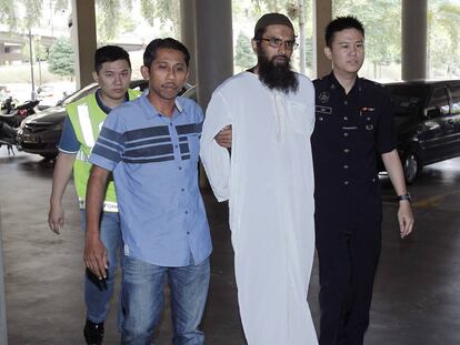 El ciudadano danés Salah Salem Saleh Sulaimanescoltado por la Policía en Kuala Lumpur este lunes.