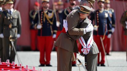 Felipe VI abraza a la princesa de Asturias, tras imponerle la banda, durante la ceremonia en la que le ha entregado su despacho de alférez, este miércoles en Zaragoza.