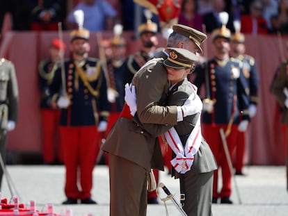 Felipe VI abraza a la princesa de Asturias, tras imponerle la banda, durante la ceremonia en la que le ha entregado su despacho de alférez, este miércoles en Zaragoza.