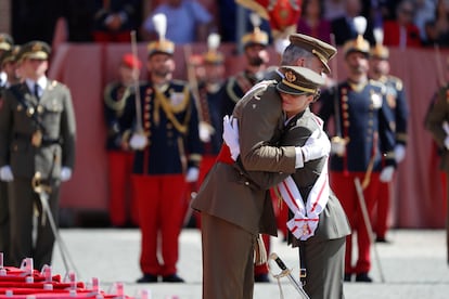 El rey Felipe VI abraza a la princesa de Asturias, Leonor de Borbón, tras entregarle su despacho de alférez, este miércoles en Zaragoza.
