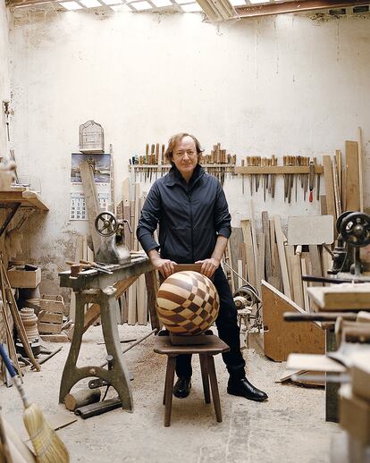 El arquitecto Tomás Alía, en el taller de Luis Velasco Vega.