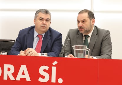 Santos Cerdán y José Luis Ábalos, durante la reunión de la Comisión Permanente de la Ejecutiva Federal del PSOE en Madrid, el 10 de febrero de 2020.