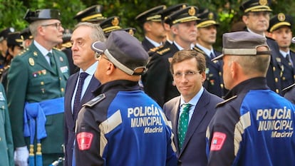 El alcalde de Madrid, José Luis Martínez Almeida, y el director de la Policía Municipal de Madrid, Pablo Enrique Rodríguez, durante un acto con agentes en 2023.