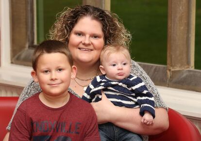 Louise Brown con su hijo de seis años Cameron y Aiden de 15 semanas en 2013.