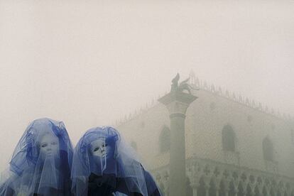 Dos misteriosas máscaras de carnaval en la niebla de Venecia.