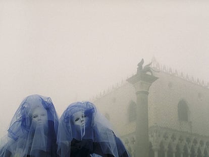 Dos misteriosas máscaras de carnaval en la niebla de Venecia.
