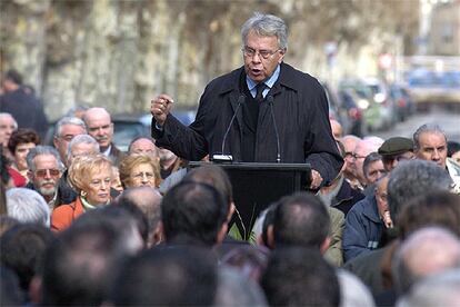 Felipe González, durante su intervención hoy en Vitoria en un acto político en homenaje a Fernando Buesa.