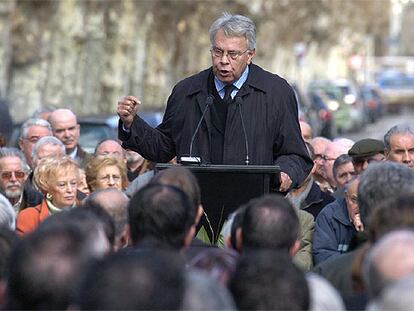 Felipe González, durante su intervención hoy en Vitoria en un acto político en homenaje a Fernando Buesa.