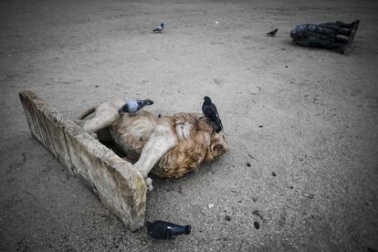  'Guardians' de la artista Nina Beier expuesta en los Jardines de Tuileries en Paris.