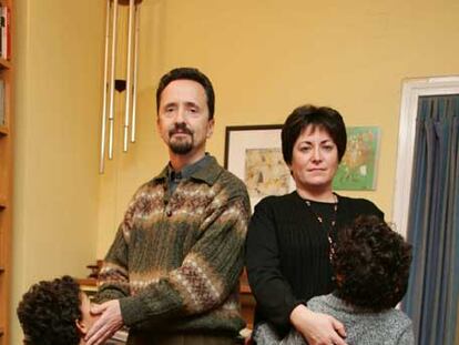 Carlos Ortega y Mara Luquero posan con sus hijas adoptadas.