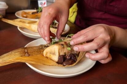 Una cocinera da los toques finales al tamal de res con glaseado de cascabel, una preparación especial para la Candelaria.