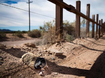 Un resto de un trozo de moqueta que utilizan los inmigrantes como zapatillas, en la frontera con México en Lukeville (Arizona)