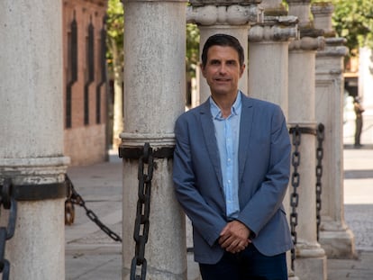 El alcalde de Alcalá de Henares, Javier Rodríguez Palacios, en las columnas delante de la sede de la Universidad.