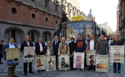 Varios protagonistas de las láminas posan con las obras de Tomás Ondarra en Bilbao.