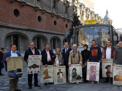Varios protagonistas de las láminas posan con las obras de Tomás Ondarra en Bilbao.