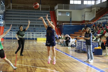 Edurne Estívalis shoots a triple with the Valencia Basket youth team.