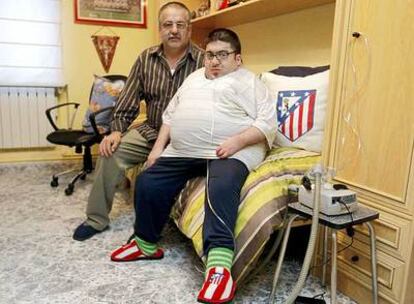 Antonio y su hijo Joaquín, atado a un respirador, vecinos de Alcorcón, solicitantes de una ayuda.